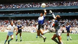 Há exatos 25 anos, Maradona fazia seu último jogo na Copa do Mundo. O camisa 10 se despediu em uma partida contra a Nigéria, ainda na fase de grupos da Copa de 94. Após a partida, o argentino foi pego no doping e deixou a delegação albiceleste. O LANCE! relembrou as partidas do craque em Mundiais.