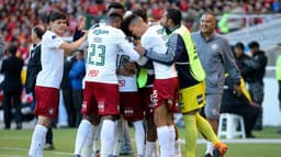 O Fluminense superou a altitude e venceu o Deportivo Cuenca na noite desta quinta-feira, em Quito. Com gols de Everaldo e Luciano, o Tricolor encaminhou a classificação às quartas de final da Sul-Americana. Além deles, Ayrton Lucas e&nbsp; goleiro Júlio César também receberam uma boa nota. Confira, a seguir, as avaliações do LANCE! (Por&nbsp;luizasa@lancenet.com.br)