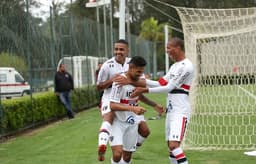 Brenner comemora com Caíque e Rodrigo um gol marcado no Aspirantes. Trio faz parte do elenco profissional e foi emprestado à base