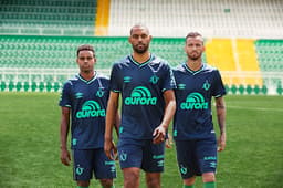 Elicarlos, Douglas e Leandro Pereira apresentam novo uniforme da Chapecoense