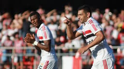 O líder São Paulo empatou por 1 a 1 com o América, no Morumbi, e terá que secar o Inter, que enfrenta o Corinthians neste domingo, para seguir na ponta. Autor do gol da equipe, o atacante Diego Souza levou a melhor nota da equipe (notas por William Correia)&nbsp;