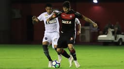 Em jogo movimentado e com muitos gols, o Botafogo venceu o Vitória por 4 a 3 no Barradão e abriu boa distância para a zona de rebaixamento. Essa foi apenas a segunda vitória do Alvinegro fora de casa no Brasileirão, mas que traz tranquilidade para o técnico Zé Ricardo, que agora terá uma sequência de jogos como mandante. O destaque ficou por conta da eficiência dos atacantes Erik e Kieza, que participaram de todos os gols do Botafogo na partida. Rodrigo Lindoso, que fez um gol, e Buchecha também chamaram a atenção e ditaram o ritmo no meio campo. Veja as avaliações e as notas do Lance! - Por Felipe Sbardella (@FelipeSbardella)