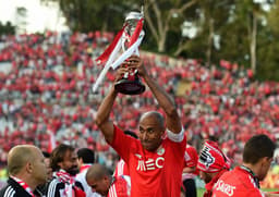 Após 20 anos de carreira, o zagueiro Luisão pendurou as chuteiras. O jogador recebeu uma homenagem nesta terça-feira no Estádio da Luz. Foram 15 anos defendendo o Benfica.<br><br>Relembre a seguir outros jogadores que marcaram época e vestiram por longo tempo camisas pesadas do futebol europeu!<br>