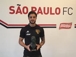 Hudson recebe o Troféu Osmar Santos de 2018