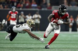 Calvin Ridley, do Falcons, deixa um defensor no chão em seu caminho para um touchdown.