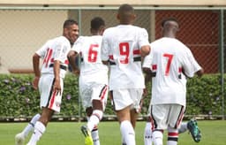 Jogadores da base do São Paulo comemoram gol anotado no Paulistão Sub-17