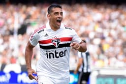 POLÊMICO - Atacante do São Paulo, Diego Souza homenageou o presidente eleito Jair Bolsonaro ao marcar um gol contra o Flamengo no duelo da tarde de domingo, no Morumbi. Na comemoração, o camisa 9 do Tricolor correu em direção às câmeras, bateu continência, falou a palavra 'capitão' e fez um gesto de armas com as mãos. O assunto gerou repercussão nas redes sociais, tornando-o o mais comentado. <br>