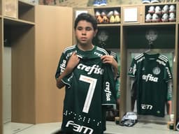 Nickollas ganhou camisa com seu nome escrito em braile