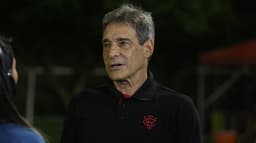 O técnico Paulo César Carpegiani não está mais no comando do Vitória. O treinador fez 14 partidas dirigindo o Leão no Campeonato Brasileiro e teve um aproveitamento de 35%. São quatro vitórias, três empates e sete derrotas. Veja outros técnicos que deixaram o cargo na atual edição do Brasileirão!