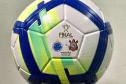 A bola tem data dos jogos e os escudos das equipes em sua face