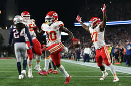 Tyreek Hill e Kareem Hunt, do Chiefs, comemoram após um touchdown.