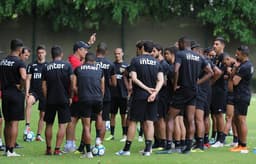 Técnico Diego Aguirre reuniu seus jogadores para uma conversa antes do treino