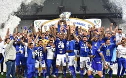 Jogadores do Cruzeiro erguem o troféu na Arena Corinthians; veja imagens da decisão&nbsp;