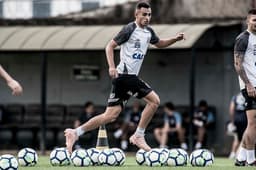 Guilherme Nunes em ação durante treino no CT: volante ainda não teve chance de jogar com Cuca