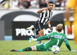 A atuação do Botafogo contra o Bahia na tarde deste sábado, no Nilton Santos, deixou a torcida ainda mais preocupada com a situação do clube na tabela. Com muitos erros defensivos e perdendo as poucas chances criadas, o Alvinegro acabou derrotado por 1 a 0, gol impedido de Edigar Junio, para um Bahia que fez valer a estratégia de jogar no contra ataque. Luiz Fernando, Erik e Saulo foram os poucos destaques positivos pelo lado do Botafogo, que viu Rodrigo Lindoso e Marcinho sofrerem com fortes vaias da sua torcida.&nbsp;Confira, a seguir, as notas do LANCE! (Por Luiza Sá -&nbsp;luizasa@lancenet.com.br).