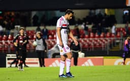 O São Paulo ficou no 0 a 0 com o Atlético-PR, no Morumbi, e chegou a seis partidas seguidas sem triunfos no Brasileirão. O experiente Nenê, que começou no banco, entrou no segundo tempo e deu mais criatividade à equipe, ficando com a melhor nota (atuações por William Corrêia)&nbsp;