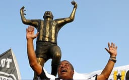 Estátua do Jairzinho no Nilton Santos