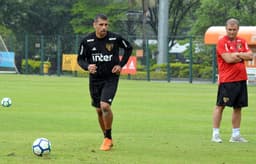 Centroavante Diego Souza treina batidas de falta no CT da Barra Funda