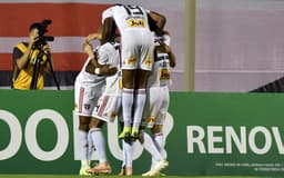 São Paulo praticamente joga apenas um tempo dependendo demais de Rojas, que saiu machucado na etapa final. No primeiro tempo ele deu assistência para Bruno Alves marcar e viu Jean salvar o time duas vezes. Confira as atuações na galeria abaixo. (Por Alê Guariglia)