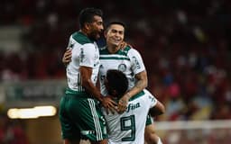 O Palmeiras manteve a vantagem de quatro pontos na liderança do Campeonato Brasileiro após empatar com o Flamengo em 1 a 1, no Maracanã. Dudu, autor do gol, foi o destaque da equipe no duelo da 31ª rodada. Veja todas as notas de Thiago Ferri.