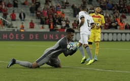 O Botafogo enxerga a zona da degola do Campeonato Brasileiro de mais perto. Apesar de ter saído na frente neste sábado, o Glorioso não conseguiu resistir a pressão do Atlético-PR, que cresceu na etapa final e conseguiu fazer o dever de casa. Quem não teve uma noite feliz foi o goleiro Saulo, que deu vacilo nos gols dos rivais. Além dele, o sistema defensivo também ficou devendo. Confira, a seguir, as notas do L! (Por Vinícius Britto -  reporterbota@lancenet.com.br)<br>