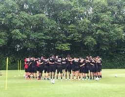 Jogadores do São Paulo respeitaram um minuto de silêncio antes do início do treino em homenagem a Daniel, assassinado no último sábado