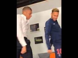 Neymar e Mbappé floss