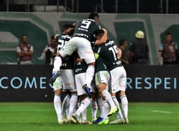 Após terminar o primeiro turno do Campeonato Brasileiro na sexta colocação, com 33 pontos, o Palmeiras se recuperou na segunda parte da competição e agora lidera o torneio com 66 pontos, com cinco de vantagem sobre o segundo colocado, o Internacional. Nas primeiras 13 rodadas do returno, o Verdão conta com um aproveitamento de 84,6%. Se mantiver o rendimento até o fim da temporada, conquistará o Troféu João Saldanha com 48 pontos e se tornará o time com a maior pontuação em um turno, com 48 pontos. <br><br>Confira a seguir os 25 campeões de turno do Brasileirão!