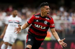 O Flamengo fiou no empate por 2 a 2 com o São Paulo no Morumbi, neste domingo, pelo Campeonato Brasileiro. O Rubro-Negro teve até a chance de vencer, mas desperdiçou algumas chances, como a de Vitinho já perto do fim. Uribe e Rodinei, autores dos gol, além de Renê, Diego e Geuvânio, foram os destaques do Fla. Confira as notas do LANCE! (Por Matheus Dantas)