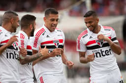 O São Paulo ficou muito perto de vencer o Flamengo, neste domingo, no Morumbi. O empate deixa um gosto amargo para o time que conquistaria resultado importante, porém viu atuações muito boas de Diego Souza, Carneiro e Helinho. Confira as notas a seguir. (Por Alê Guariglia)