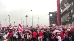 Torcida do River faz festa embaixo de chuva antes de adiamento