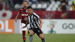 Léo Valencia (foto) foi o destaque do Botafogo na vitória por 2 a 1 sobre o rival Flamengo. O meia deu assistência para o gol de Erik (o primeiro do Alvinegro) e fez um belo gol de falta. Com o triunfo, o Glorioso chega a 41 pontos e respira na briga contra o rebaixamento. Veja as notas. (Por Sergio Santana - sergiosantana@lancenet.com.br)<br>