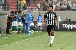 O Galo ficou apenas no empate por 1 a 1, contra Palmeiras, neste domingo. Fábio Santos deu assistência para Elias marcar um belo gol no Horto e ambos se destacaram na partida. Com o resultado, o Atlético se mantém na sétima colocação, com 47 pontos. Veja as notas (Por Vitor Chicarolli - vitordomingues@lancenet.com.br)<br>