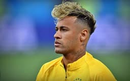 Na estreia do Brasil contra a Suíça na Copa do Mundo da Rússia, Neymar entrou em campo com um novo corte de cabelo que acabou virando meme nas redes sociais. O jogador foi comparado ao mascote Canarinho Pistola e até a uma calopsita