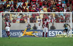 No dia em que completou 123 anos, o Flamengo venceu o Santos por 1 a 0, nesta quinta-feira, no Maracanã, e continuou vivo na briga pelo título brasileiro. Um dos principais responsáveis pela vitória foi o goleiro César, que fez boas defesas e ainda pegou um pênalti perto do fim do jogo. Autor do gol do triunfo, o atacante Henrique Dourado também foi bem avaliado. Confira a seguir as notas do LANCE! (por Sergio Santana)