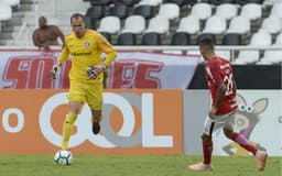 O Internacional perdeu para o Botafogo fora de casa e viu o Palmeiras aumentar a distância na liderança para seis pontos e o Flamengo assumir a vice-liderança. O goleiro Marcelo Lomba teve a atuação mais regular e fez boas defesas, impedindo que a derrota fosse pior. Confira as notas de cada jogador! (Por: Paulo Victor Reis)