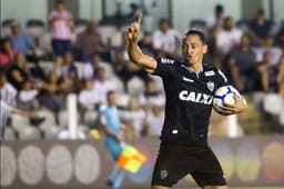 Autor de dois gols e muito participativo, Ricardo Oliveira foi o melhor do Atlético-MG em derrota por 3 a 2 diante do Santos, na Vila Belmiro. Confira as notas para os jogadores do Galo no confronto e para o técnico Levir Culpi&nbsp;(Por Alê Guariglia - superraiox@lancenet.com.br)