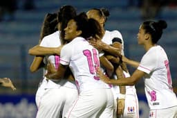 Tayla, Erikina e Dani, jogadoras do Santos