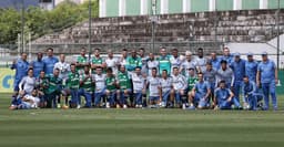 Jogadores e comissão técnica se juntaram para tirar foto no final do último treino no ano