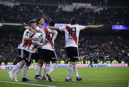 O River Plante conseguiu um dos principais resultados de sua história neste domingo. De virada, com grande atuação de Lucas Pratto, Pity Martínez e Quintero, derrotou seu maior rival, o Boca Juniors, e faturou pela quarta vez a Libertadores. Mesmo sem Marcelo Gallardo no banco, o auxiliar Matías Biscay deu conta do recado e conduziu os Millonarios ao título. Confira as atuações do L! (por Bernardo Cruz - bernardocruz@lancenet.com.br)