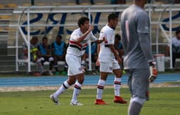 Gabriel Sara, ao centro, festeja o primeiro gol da vitória do São Paulo contra o Vasco