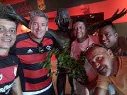 Rubro-negros fizeram uma lavagem na escadaria da Gávea