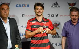 Rodrigo Caio foi apresentado no Flamengo nesta quinta-feira