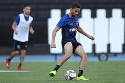 Gabriel com a camisa do Botafogo. Confira a seguir outras imagens na galeria especial do LANCE!