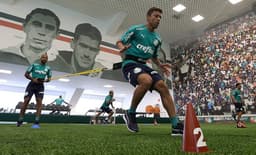 Mesmo sem rescindir, Marcos Rocha vem treinando no Palmeiras com o aval do Atlético-MG