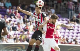 Em Orlando, nos Estados Unidos, o São Paulo perdeu para o Ajax por 4 a 2, depois de um bom primeiro tempo com gol de Hernanes, após linda assistência de Pablo e ótimo lançamento de Reinaldo. Na etapa final, André Jardine optou por trocar os onze titulares e acabou sendo goleado por 4 a 1 (tirado o gol da primeira etapa). Confira as notas! (Por: Ana Canhedo)