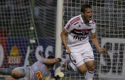 Anderson Martins comemora o primeiro gol do São Paulo contra o Mirassol, anotado de cabeça