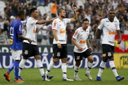 Com gol aos 49 minutos do segundo tempo, o Corinthians buscou empate por 1 a 1 diante do São Caetano na estreia no Campeonato Paulista. O zagueiro Henrique, autor do gol corintiano, foi o melhor nome do Timão no duelo. Confira as notas do LANCE! para os jogadores do Corinthians e o técnico Fábio Carille&nbsp;(Por Alê Guariglia - superraiox@lancenet.com.br)