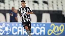 O Botafogo voltou a decepcionar o torcedor após mais um tropeço no Estadual.&nbsp; Depois da derrota por 3 a 1 para o Macaé na primeira rodada, o Alvinegro ficou no empate com o Bangu, no Nilton Santos. O ponto positivo foi a reestreia do atacante Erik (foto), que fez um bom jogo. No sábado, O Glorioso encara o rival Flamengo pela terceira rodada da Taça Guanabara.