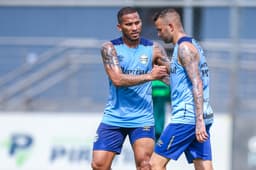 Luan em treino do Grêmio